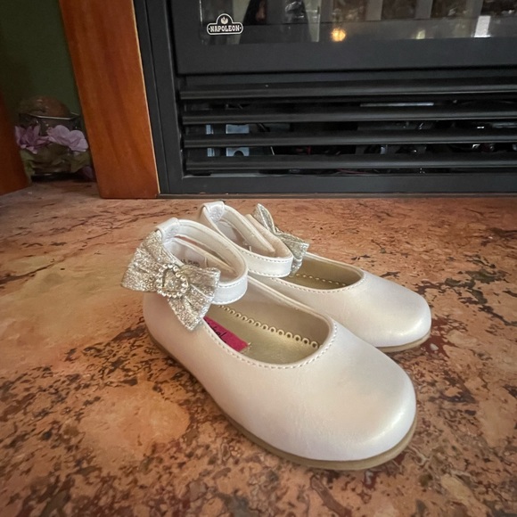 Rachel Shoes Other - Rachel Shoes Size 6 cream colored dress shoes with bowed ankle clasps